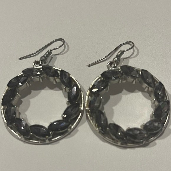 French hook earrings. Faceted gray set in silver-tone. - Picture 9 of 9